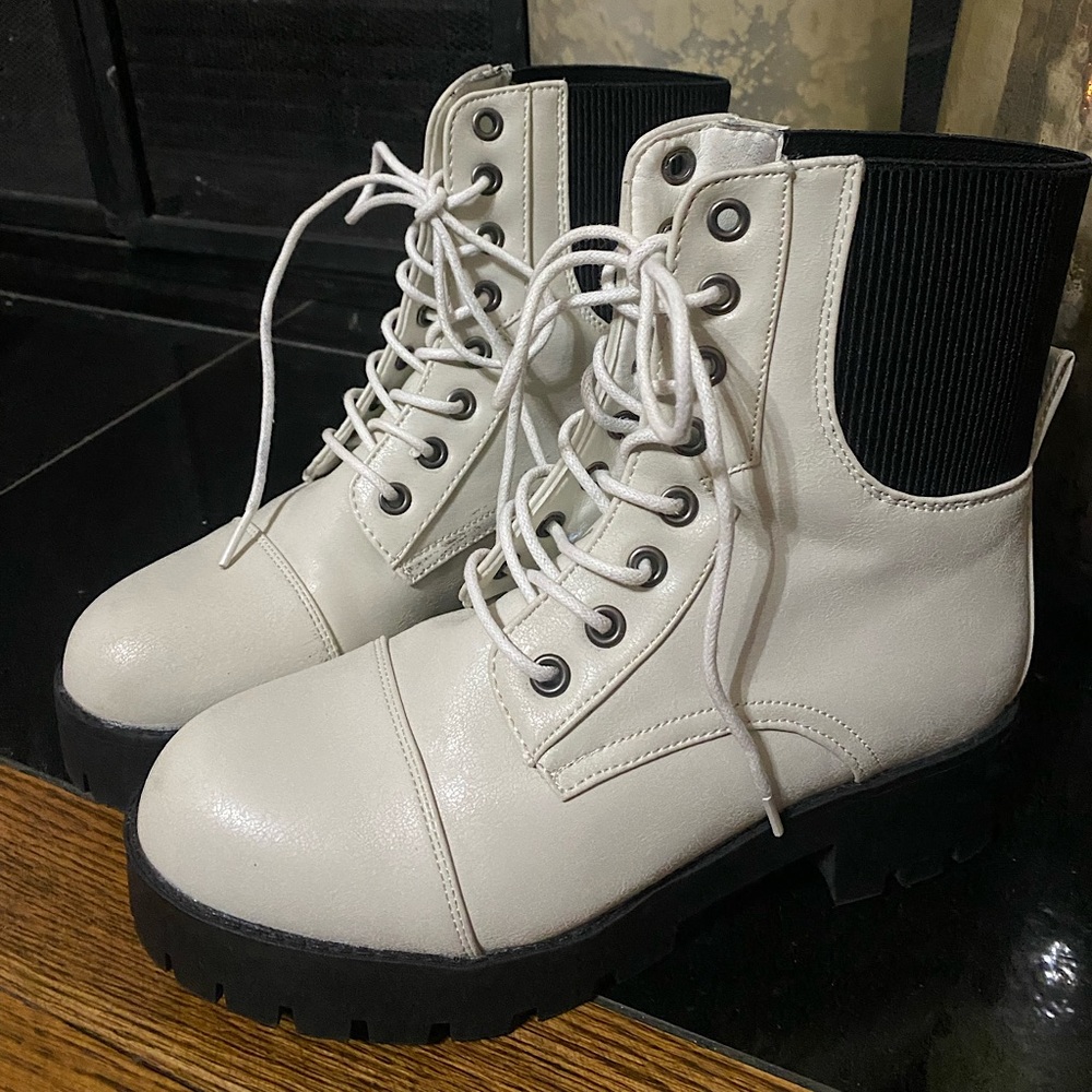 ⚫️⚪️BRAND NEW Seven7 Black & White Doc Marten Boots⚪️⚫️